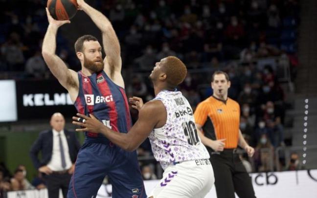 Costello controla el balón ante Inglis.