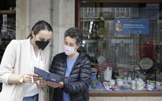 Una alavesa sellando su cartilla en el escaparate de uno de los establecimientos participantes.
