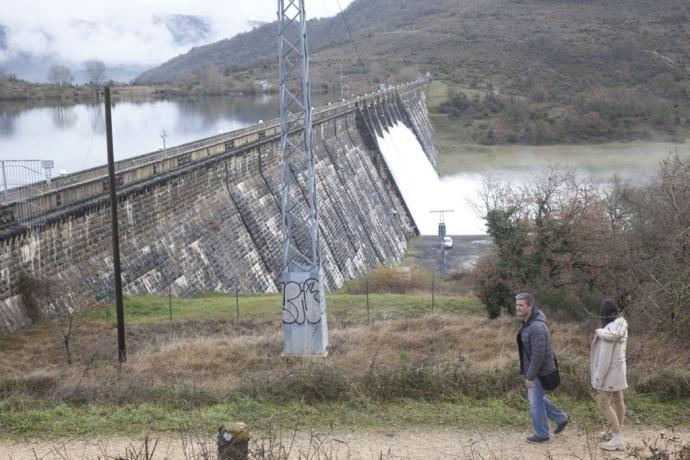 Compuertas abiertas en la presa de Ullibarri este domingo.