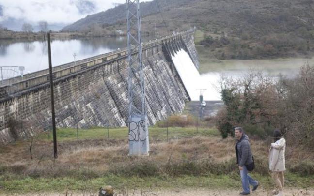 Compuertas abiertas en la presa de Ullibarri este domingo.