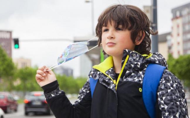 Haur bat maskara kentzen.