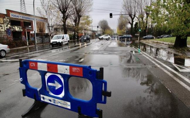 Una valla impide el paso de los vehículos.