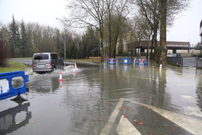 Estado de las aguas el sábado en la rotonda que da acceso a Gamarra.