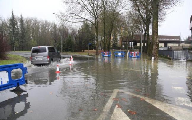 Estado de las aguas el sábado en la rotonda que da acceso a Gamarra.