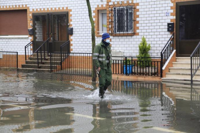 Un hombre camina por Abetxuko.