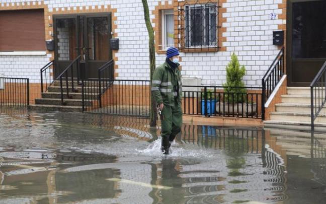 Un hombre camina por Abetxuko. Un hombre camina por Abetxuko.