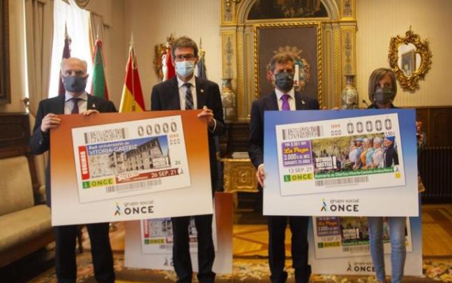 Muestra de los cupones de la ONCE de Vitoria en el ayuntamiento.