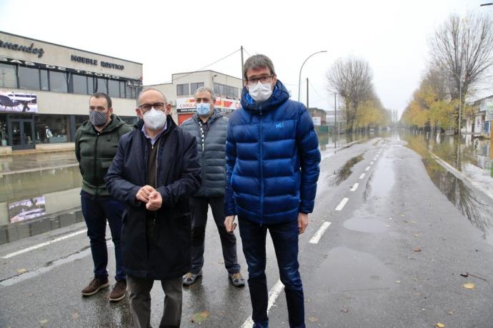 El alcalde de Vitoria junto al diputado general en su visita a los lugares afectados.