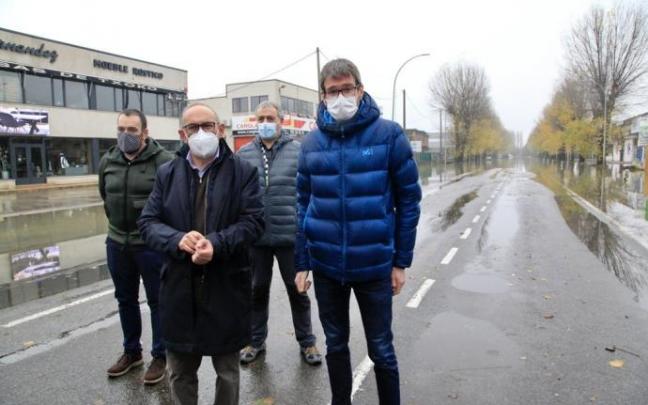 El alcalde de Vitoria junto al diputado general en su visita a los lugares afectados.