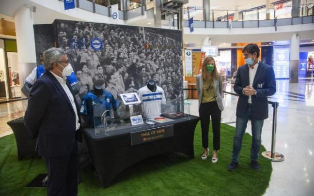 Joyas como unas botas firmadas por Cruyff o el balón del Mundial de 2010 autografiado por Iniesta acompañan a recuerdos de la final de la UEFA y de la Copa del Rey