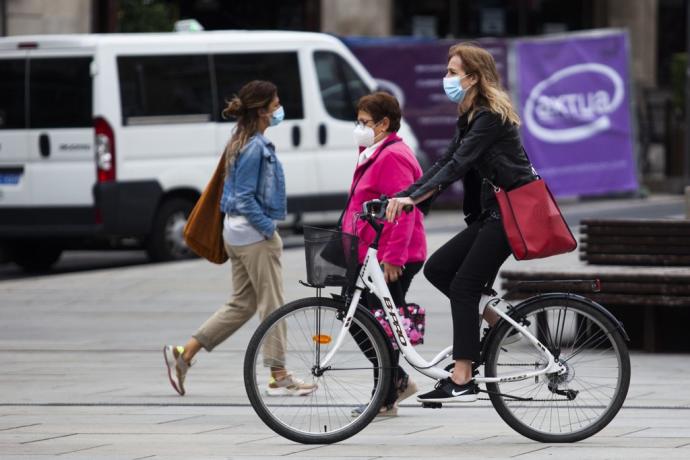 Una ciclista circula con mascarilla por el centro de Vitoria.