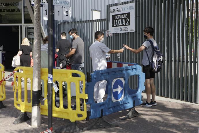 La consejera vasca de Salud, Gotzone Sagardui, alertaba el miércoles de un dato: el 65% de los pacientes que en ese momento estaban en las UCI vascas por covid no estaban vacunados.