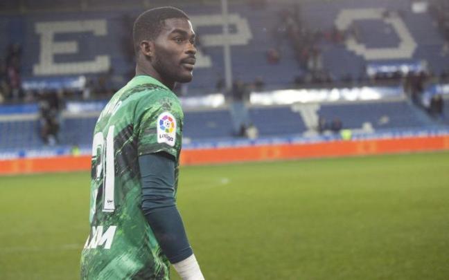 El arquero del filial cuajó una actuación destacada en el debut de Mendilibar en el Alavés