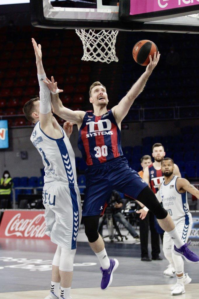 Dragic se dispone a dejar una bandeja.