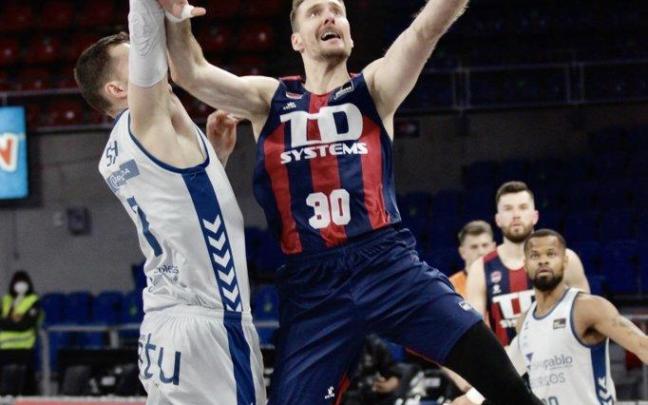 Dragic se dispone a dejar una bandeja.