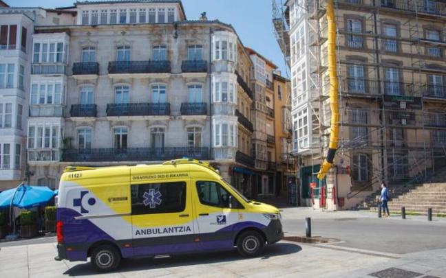 Una ambulancia, este lunes en el lugar de la detención