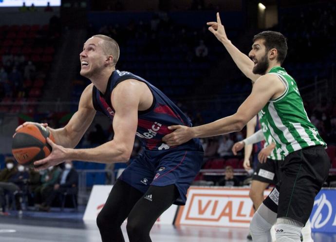 Tadas se dispone a lanzar en el último partido ante el Betis