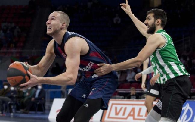 Tadas se dispone a lanzar en el último partido ante el Betis