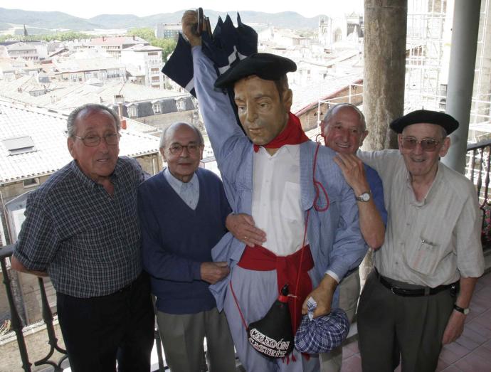 De izquierda a derecha: Sánchez, López de Ipiña, Jiménez y Madinaveitia, creadores de la bajada de Celedón, posando para DNA en el 50 aniversario de su creación. Foto: Alex Larretxi