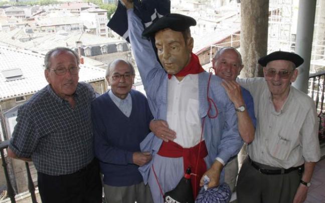 De izquierda a derecha: Sánchez, López de Ipiña, Jiménez y Madinaveitia, creadores de la bajada de Celedón, posando para DNA en el 50 aniversario de su creación. Foto: Alex Larretxi