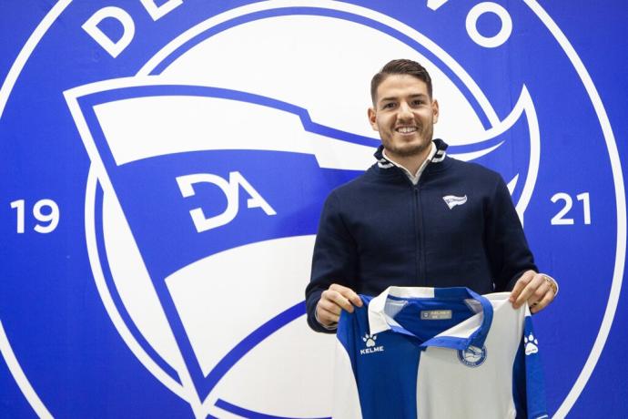 Manu Vallejo posa con la elástica albiazul en su presentación