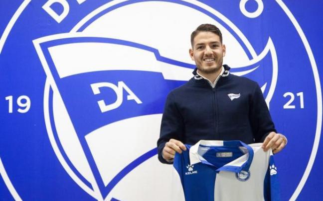 Manu Vallejo posa con la elástica albiazul en su presentación