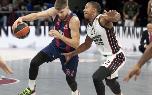 Giedraitis, de los pocos jugadores baskonistas que anotaron con cierta continuidad, trata de zafarse del pegajoso marcaje de Hall. Foto: Josu Chavarri