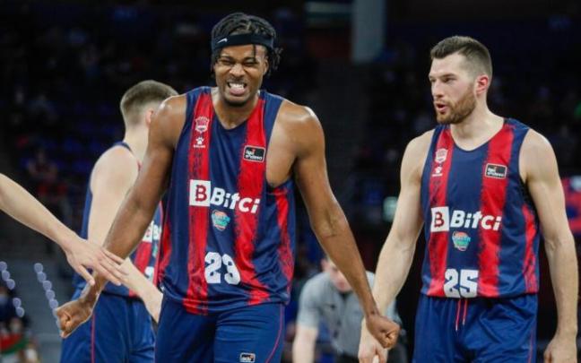 Enoch hizo olvidar la ausencia de Costello y completó un partido excelente a pesar de su gran minutada