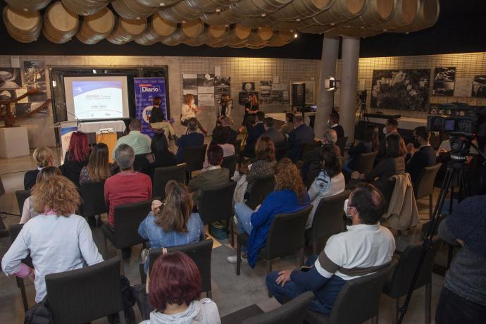 Asistentes al encuentro de turismo, moderado por Marta Martín, directora de DIARIO DE NOTICIAS DE ÁLAVA, e inaugurado por el diputado general, Ramiro González.