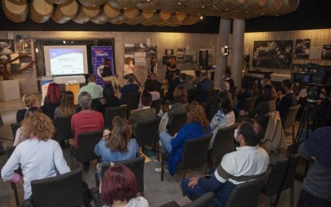Asistentes al encuentro de turismo, moderado por Marta Martín, directora de DIARIO DE NOTICIAS DE ÁLAVA, e inaugurado por el diputado general, Ramiro González.