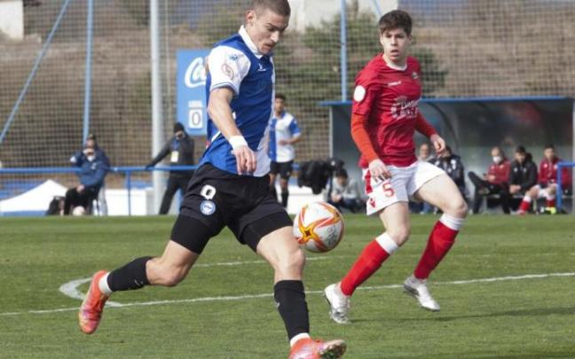 Gio Gagua se dispone a rematar un balón durante un partido con el filial babazorro.
