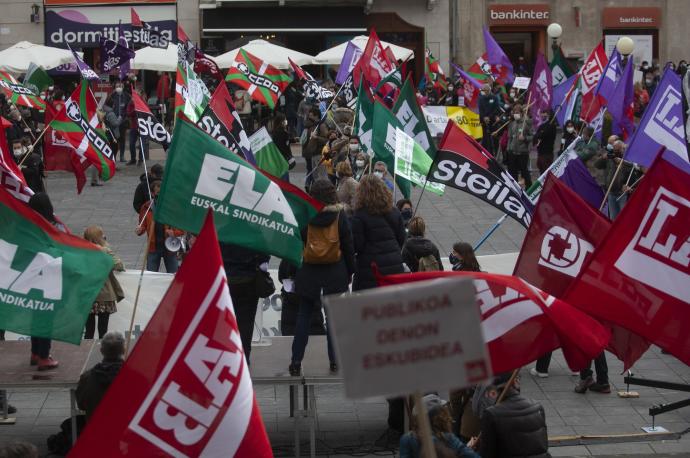 Imagen de archivo de una manifestación durante una jornada de huelga del sector público vasco convocada por ELA, LAB, CCOO, Satse, Steilas y ESK