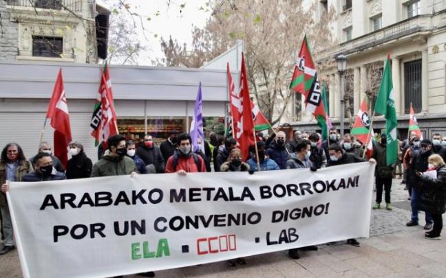 Concentración de CCOO, ELA y LAB. Concentración de CCOO, ELA y LAB.