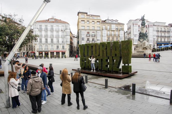 Un grupo de turistas en la plaza de la Virgen Blanca de Vitoria.