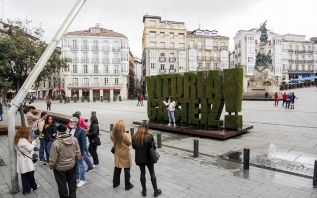 Un grupo de turistas en la plaza de la Virgen Blanca de Vitoria.