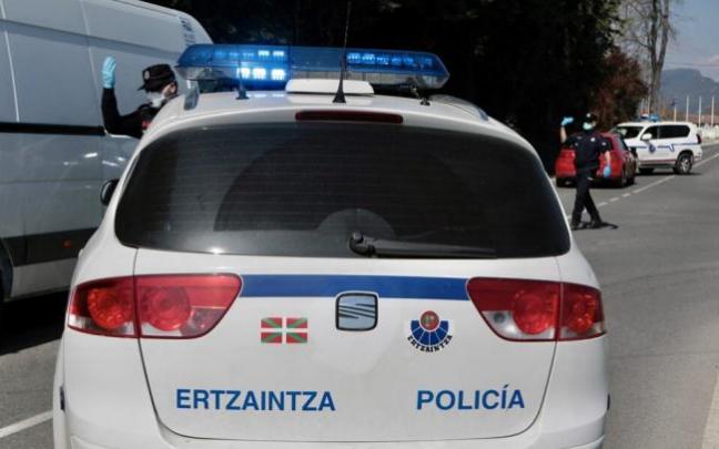 Control de la Policía autonómica en una carretera alavesa.