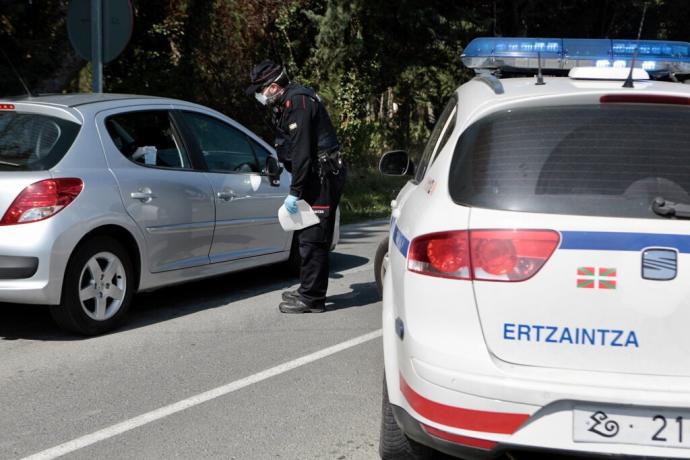 Agentes de la Ertzaintza en un control.