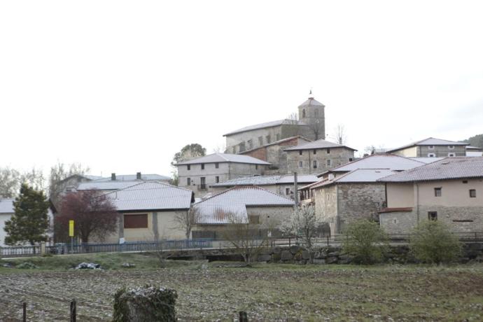 Panorámica de un pueblo nevado en Valdegovía.