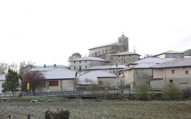 Panorámica de un pueblo nevado en Valdegovía.