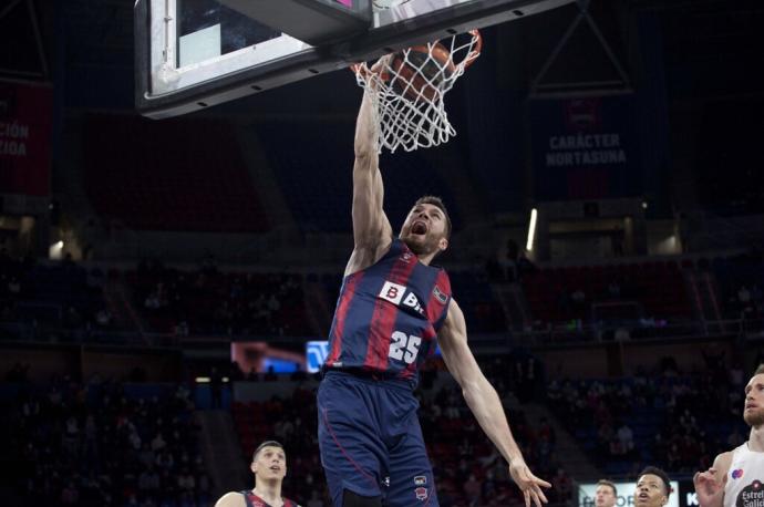 Peters machaca el aro durante la victoria del Baskonia contra el Breogán