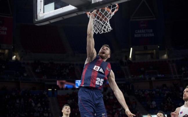 Peters machaca el aro durante la victoria del Baskonia contra el Breogán Peters machaca el aro durante la victoria del Baskonia contra el Breogán