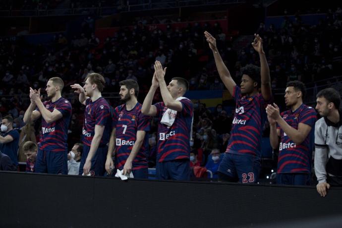 Los jugadores de banquillo del Baskonia celebran una canasta ante el Zalgiris