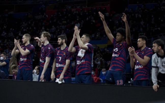 Los jugadores de banquillo del Baskonia celebran una canasta ante el Zalgiris