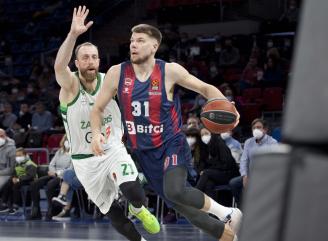 Giedraitis mira a canasta ante la oposición de Milaknis, del Zalgiris.