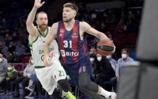 Giedraitis mira a canasta ante la oposición de Milaknis, del Zalgiris.