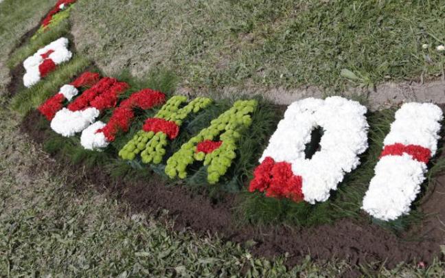 Aurresku ante la gran ikurriña que fue izada ayer en Portal de Foronda y cuyo mástil está rodeado de flores con la frase "Capital de Euskadi". A la derecha, el lehendakari Iñigo Urkullu y el alcalde de Vitoria, Gorka Urtaran, firmando el canon de la capit