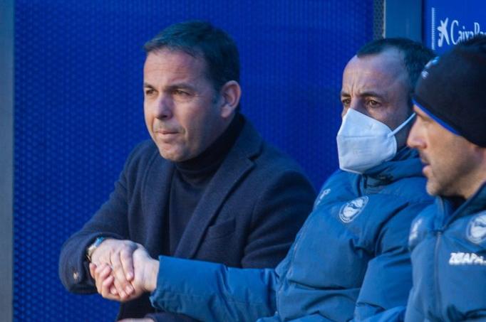 Javi Calleja saluda a su cuerpo técnico antes del inicio del partido