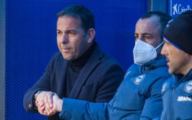 Javi Calleja saluda a su cuerpo técnico antes del inicio del partido Javi Calleja saluda a su cuerpo técnico antes del inicio del partido