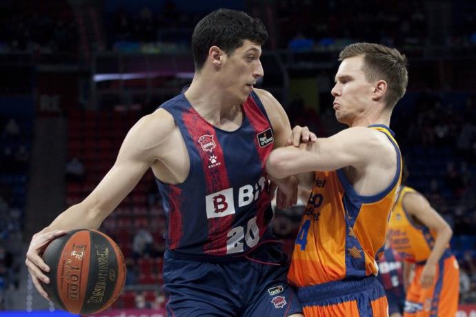 Fontecchio intenta imponerse a la defensa de Hermannsson durante la derrota del Baskonia frente al Valencia Basket