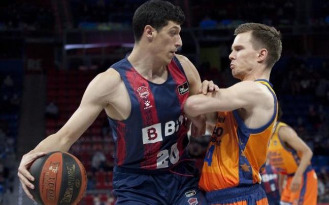 Fontecchio intenta imponerse a la defensa de Hermannsson durante la derrota del Baskonia frente al Valencia Basket